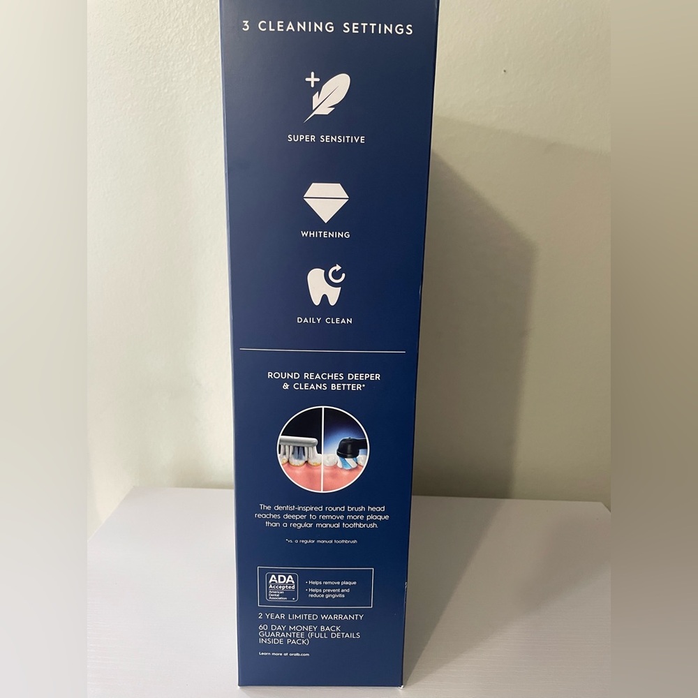 Oral‑B iO Complete Clean Rechargeable Toothbrush Set — Black & White - Picture 5 of 6